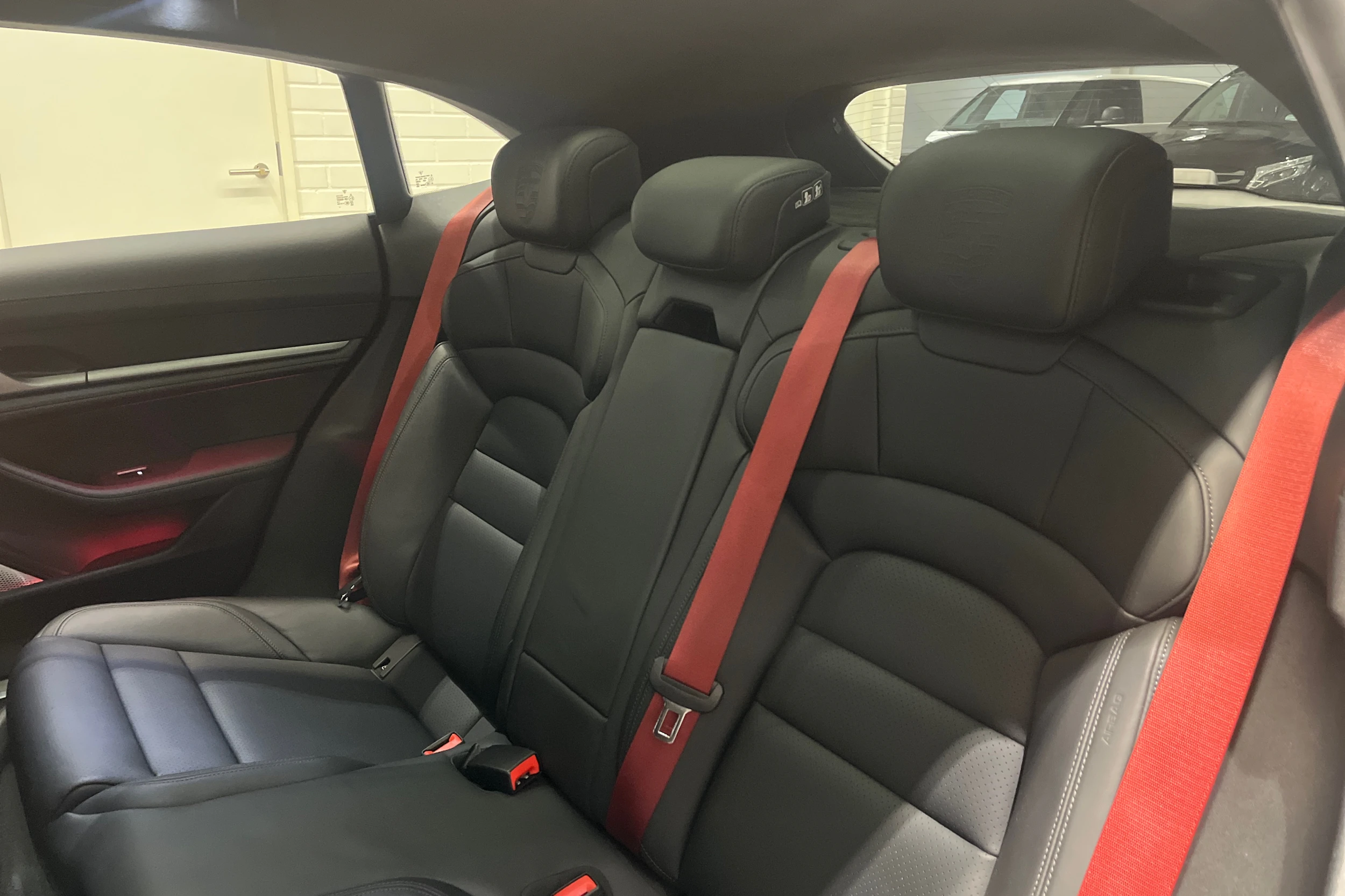 Harmaa Porsche Taycan 2022 kuva 21.