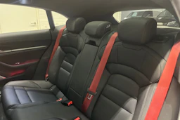 Harmaa Porsche Taycan 2022 kuva 21.