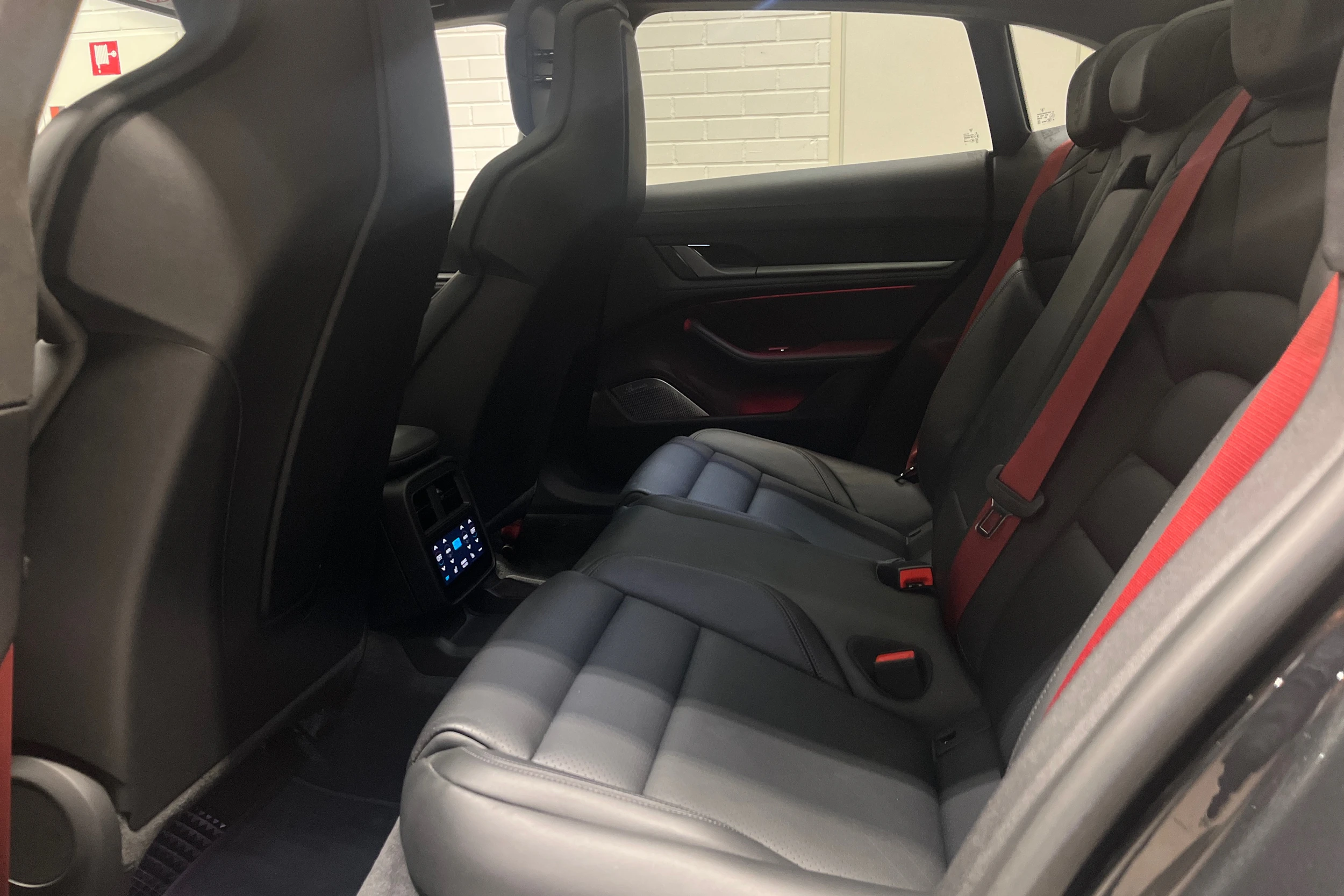 Harmaa Porsche Taycan 2022 kuva 22.