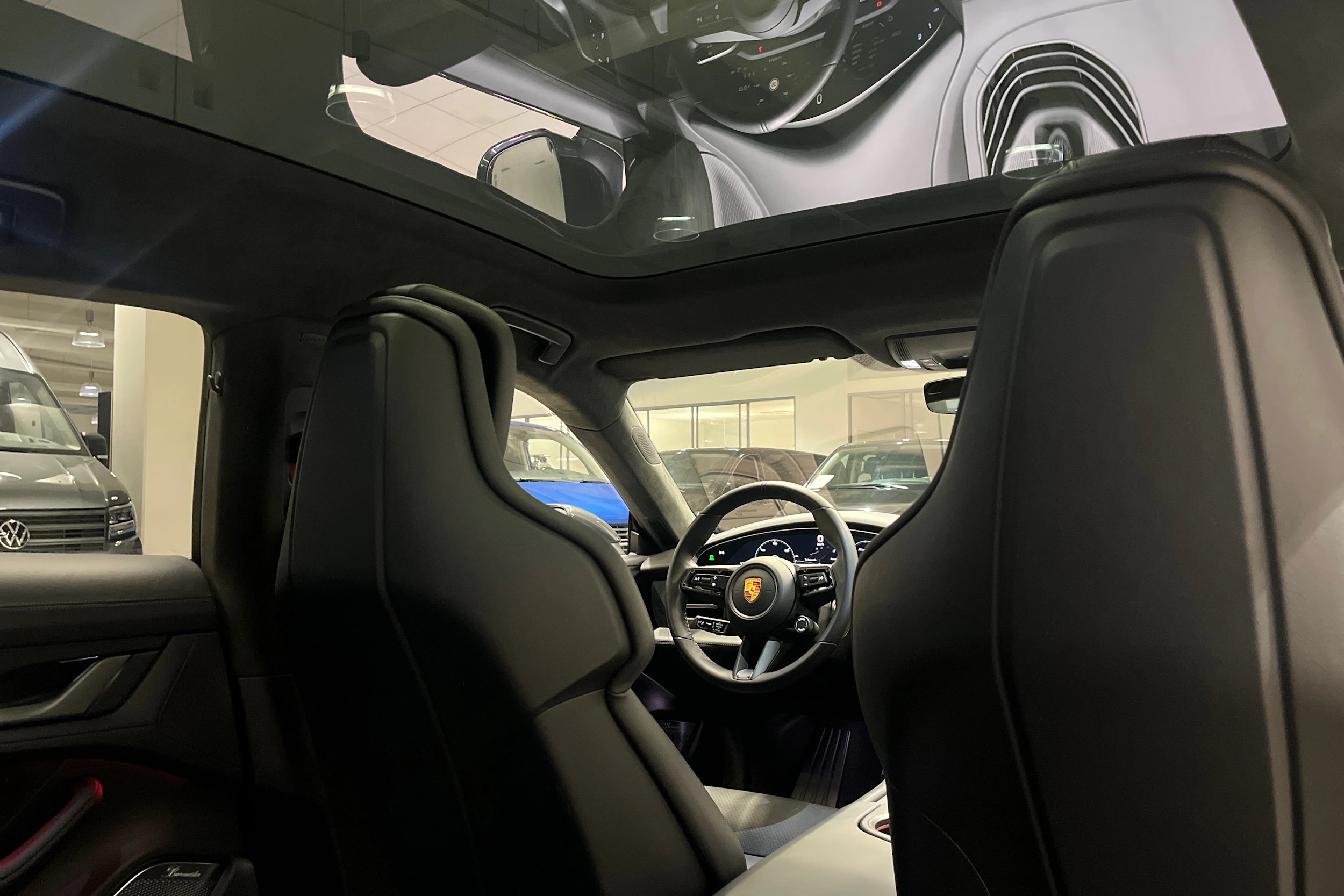 Harmaa Porsche Taycan 2022 kuva 24.