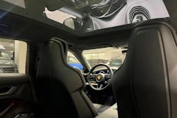 Harmaa Porsche Taycan 2022 kuva 24.