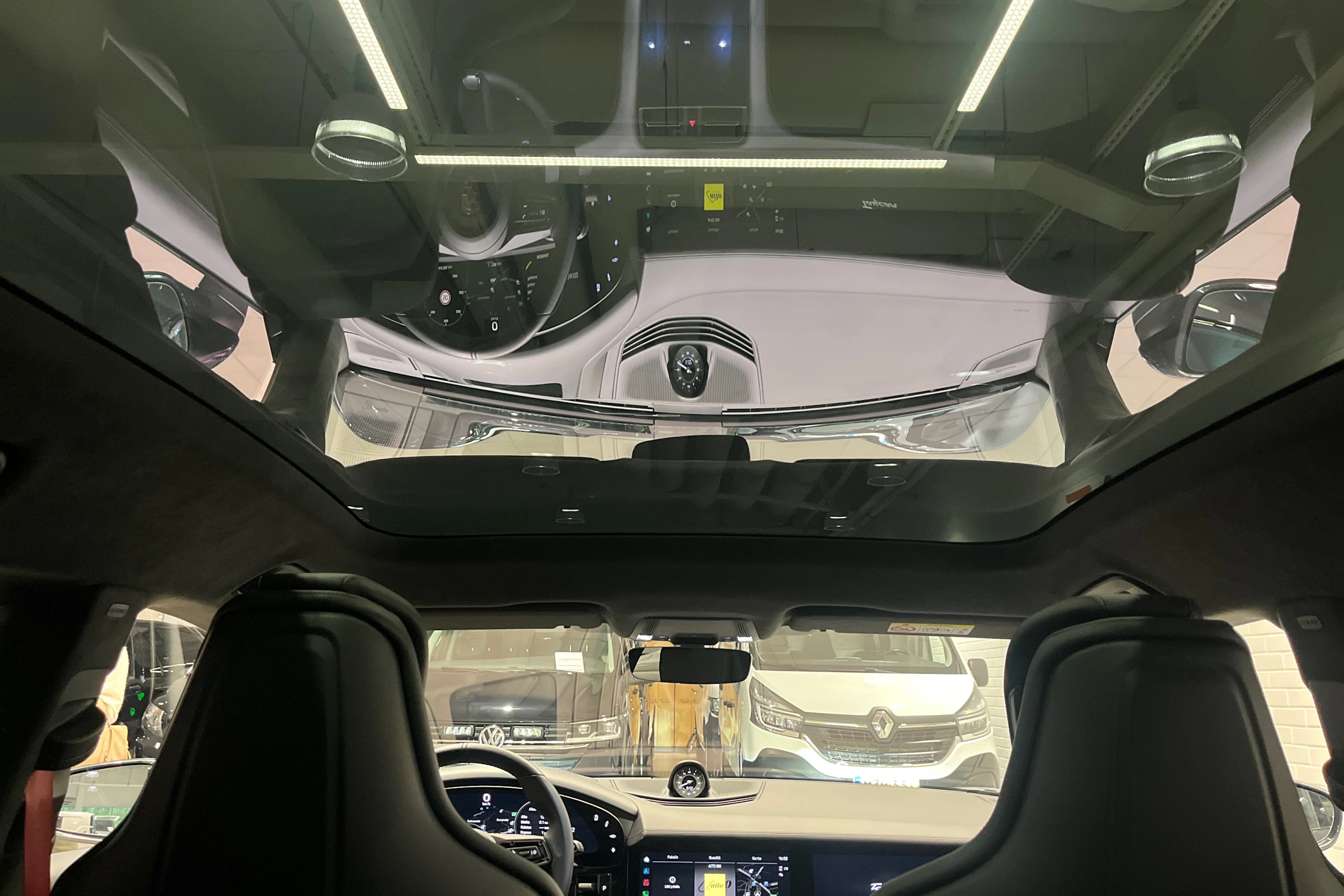 Harmaa Porsche Taycan 2022 kuva 25.