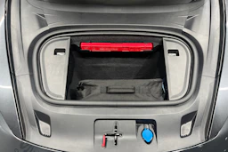 Harmaa Porsche Taycan 2022 kuva 27.
