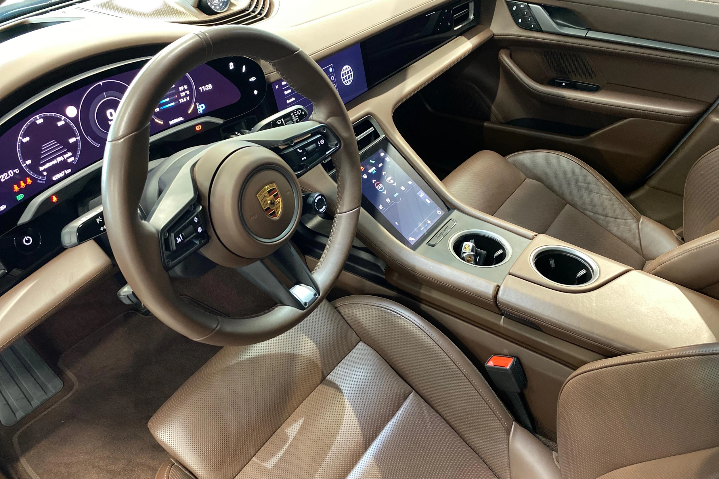 harmaa Porsche Taycan 2022 kuva 6.