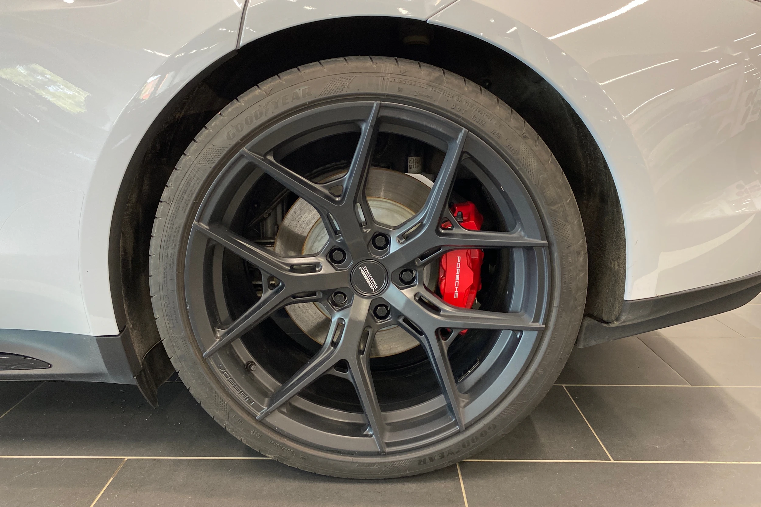 harmaa Porsche Taycan 2022 kuva 10.