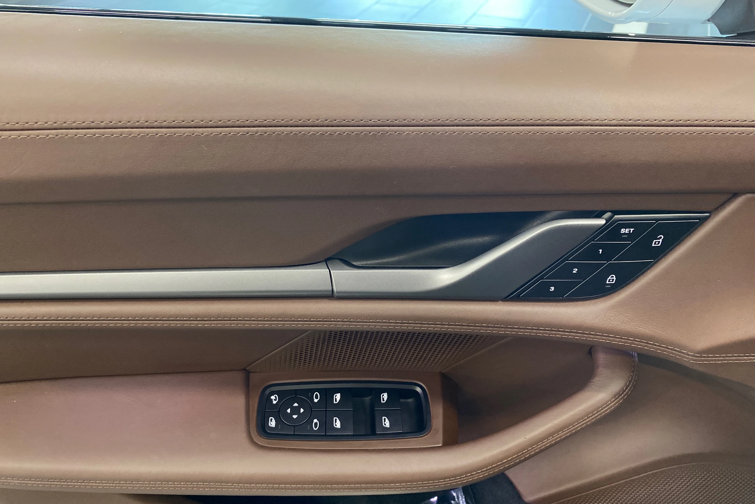 harmaa Porsche Taycan 2022 kuva 12.