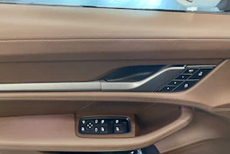 harmaa Porsche Taycan 2022 kuva 12.
