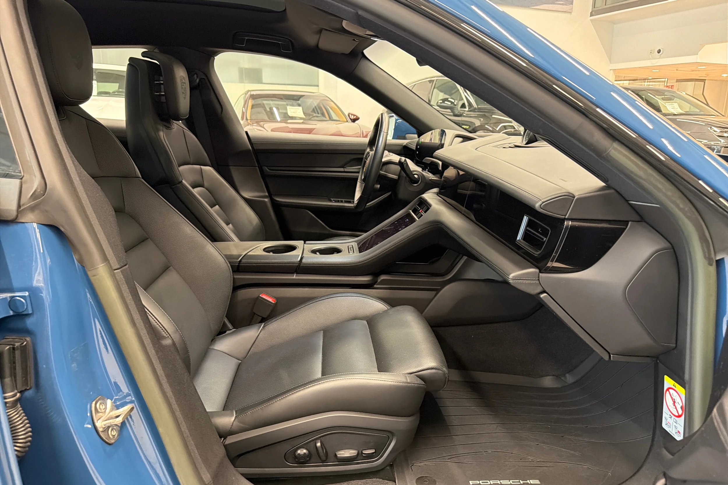 Sininen Porsche Taycan 2022 kuva 14.