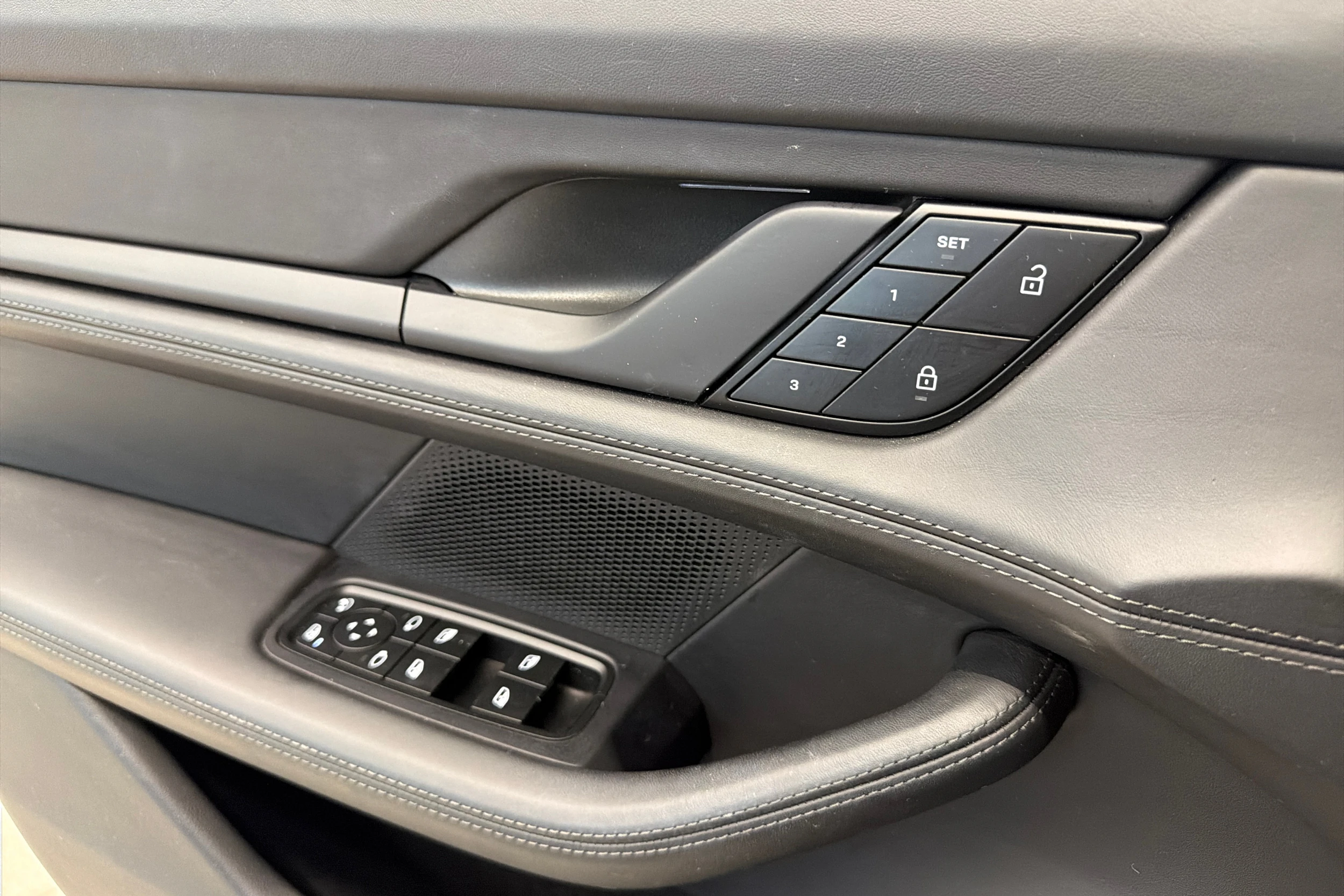 Sininen Porsche Taycan 2022 kuva 27.