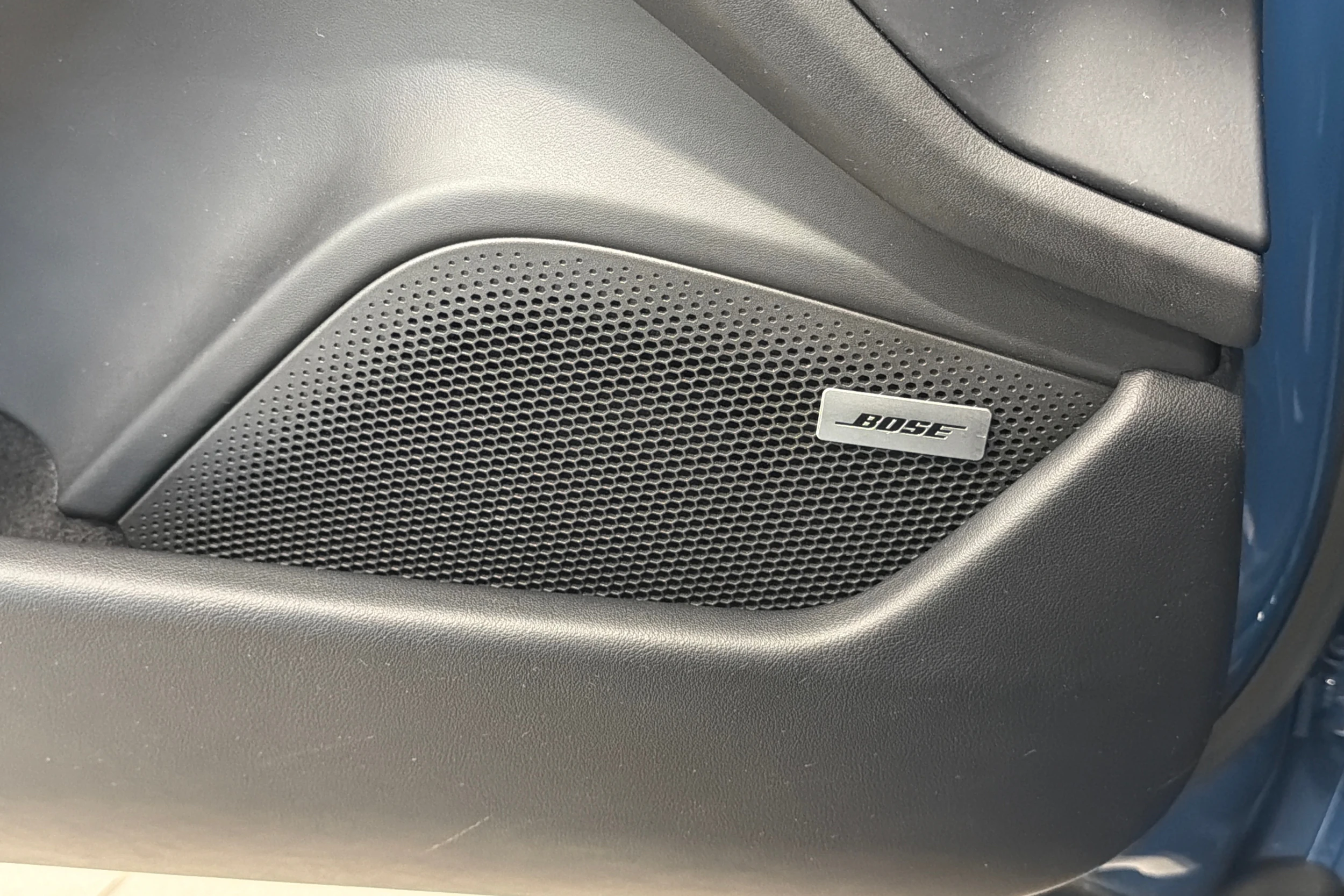 Sininen Porsche Taycan 2022 kuva 28.