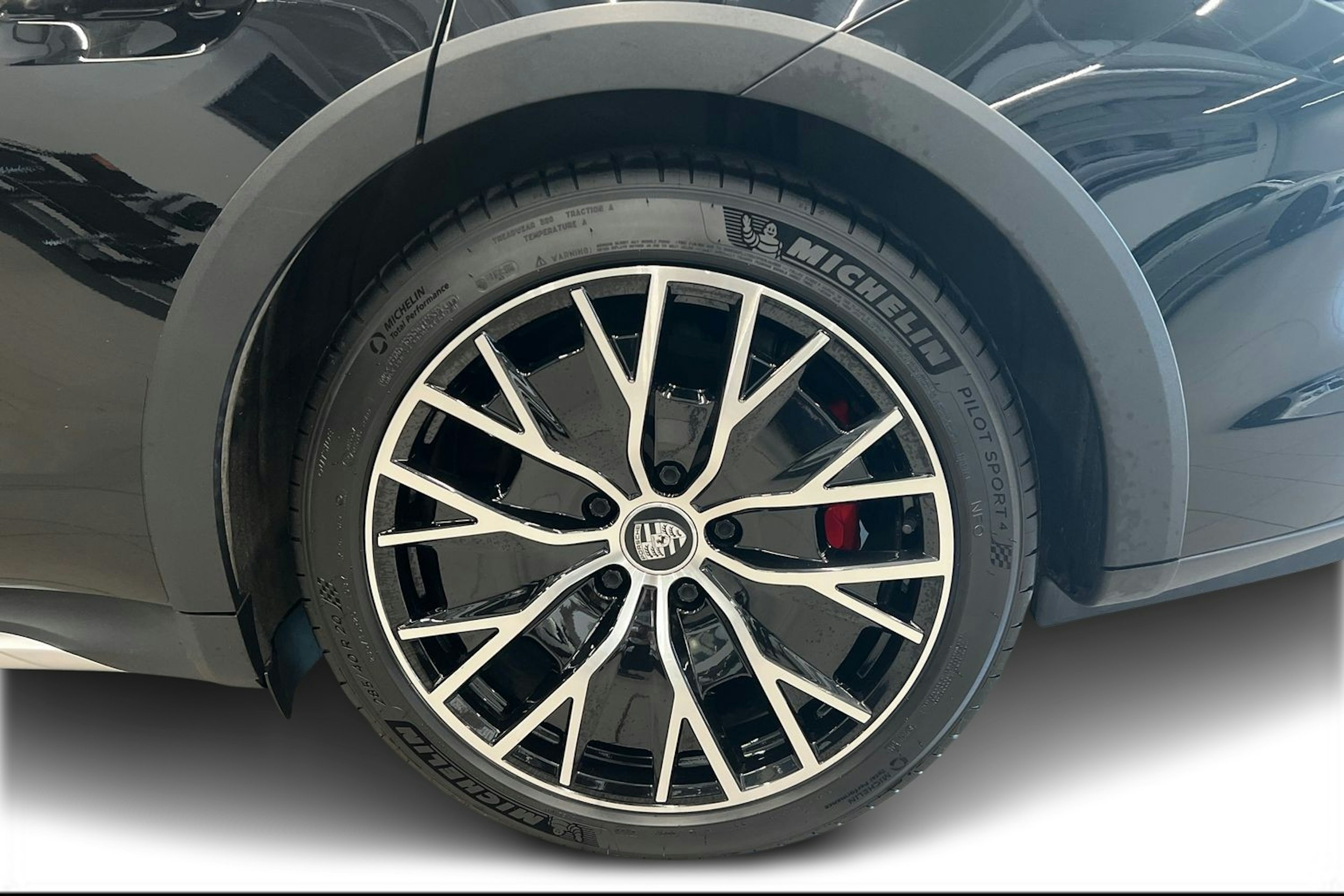 musta Porsche Taycan 2022 kuva 8.