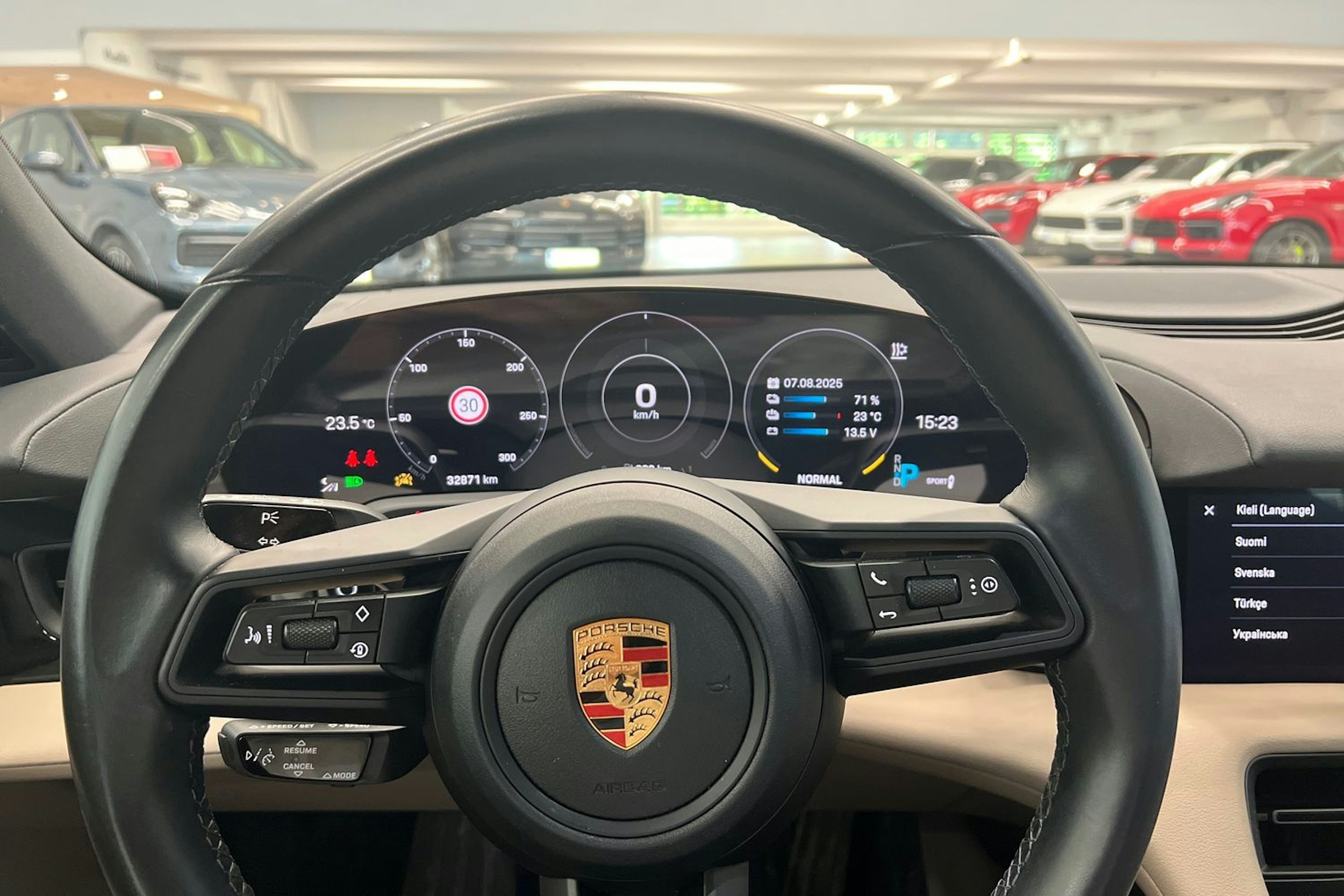 musta Porsche Taycan 2022 kuva 11.
