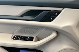 musta Porsche Taycan 2022 kuva 13.