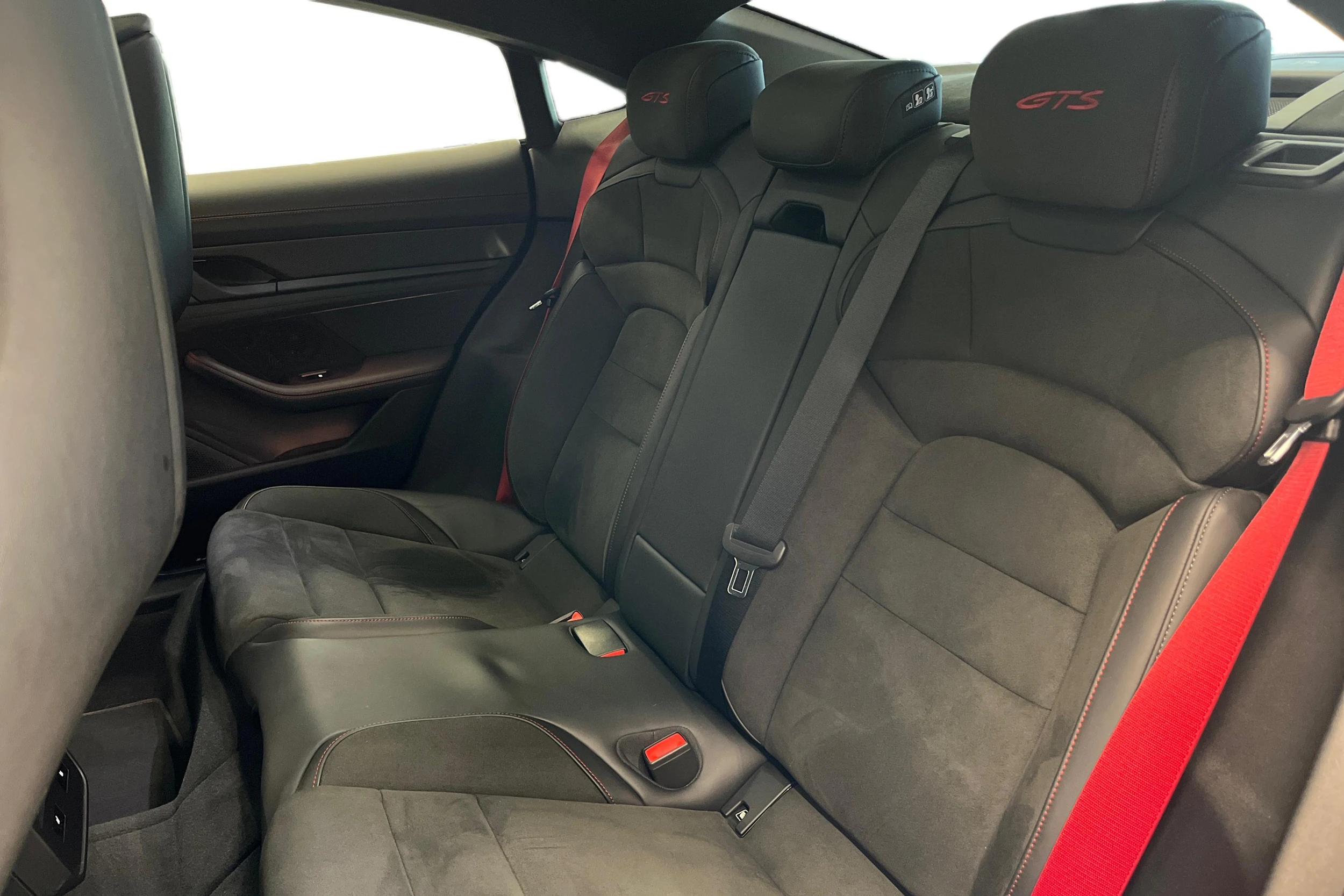 Musta Porsche Taycan 2022 kuva 8.