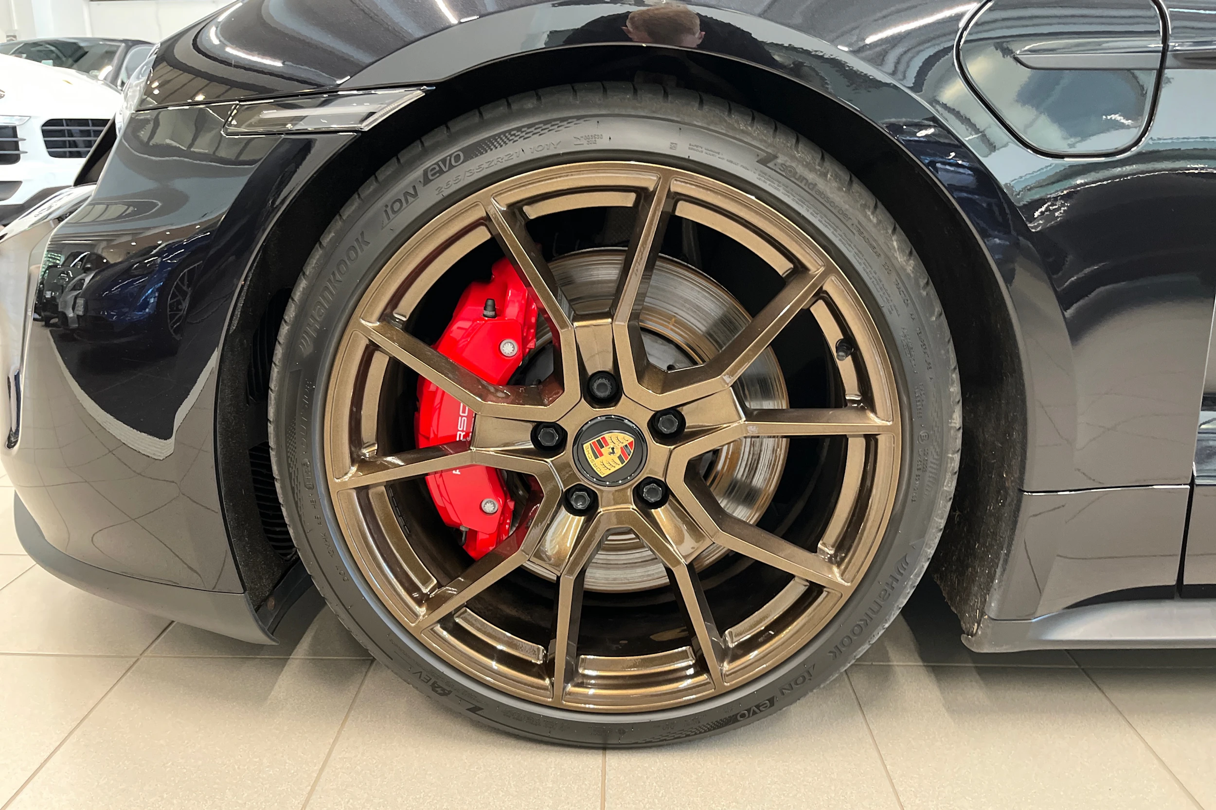 Musta Porsche Taycan 2022 kuva 10.
