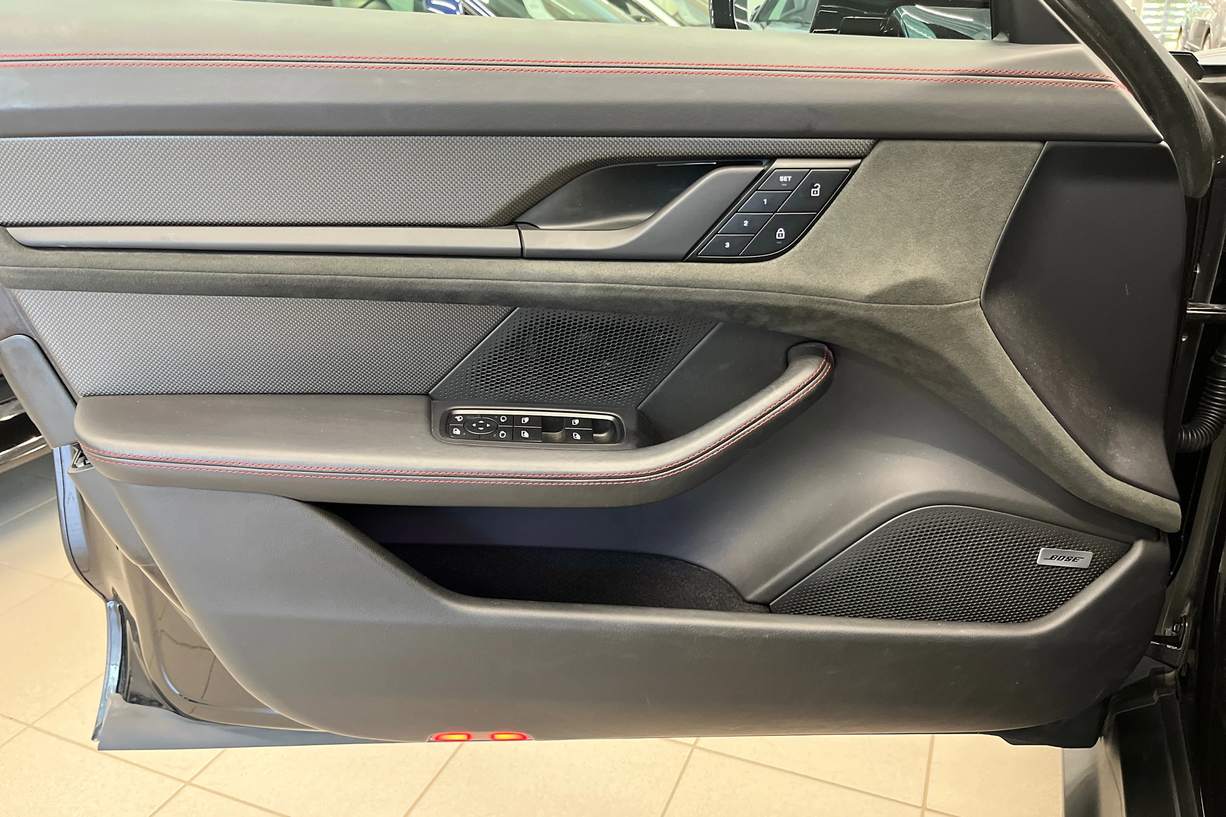 Musta Porsche Taycan 2022 kuva 11.