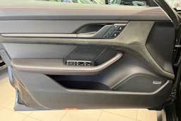 Musta Porsche Taycan 2022 kuva 11.