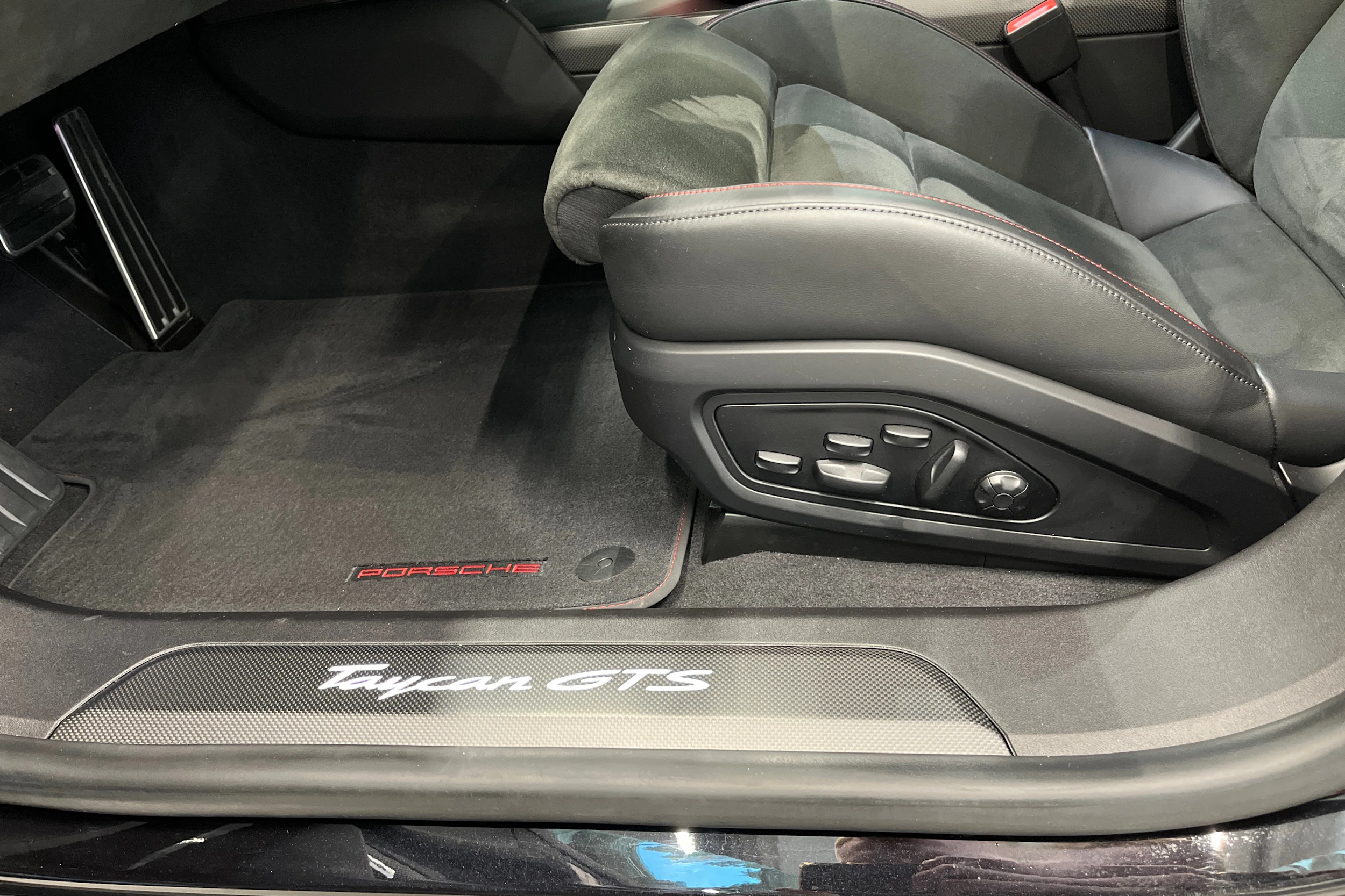 Musta Porsche Taycan 2022 kuva 12.