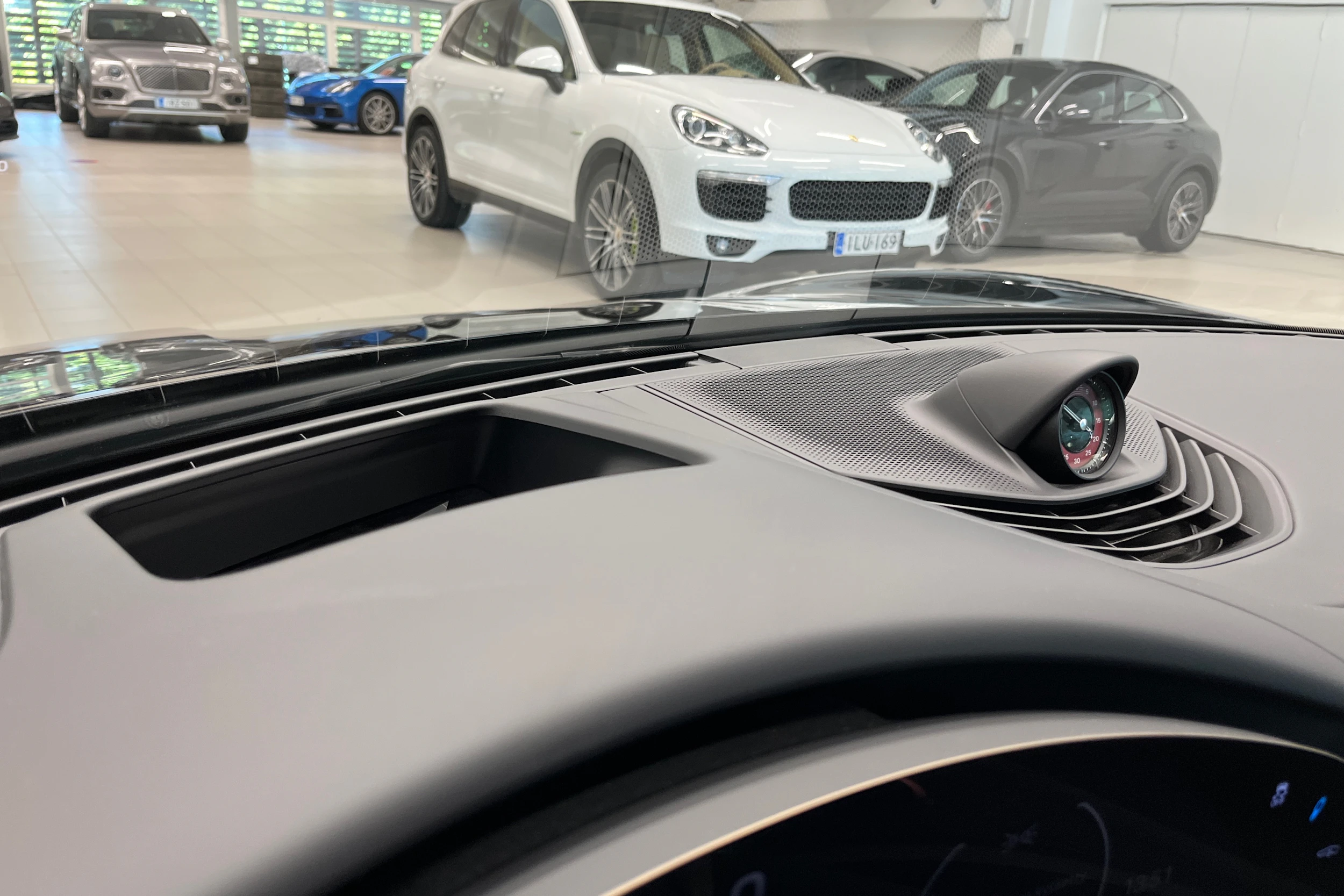 Musta Porsche Taycan 2022 kuva 14.