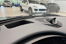 Musta Porsche Taycan 2022 kuva 14.