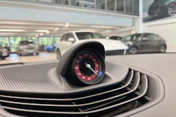 Musta Porsche Taycan 2022 kuva 18.