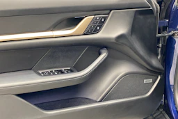 Sininen Porsche Taycan 2022 kuva 11.