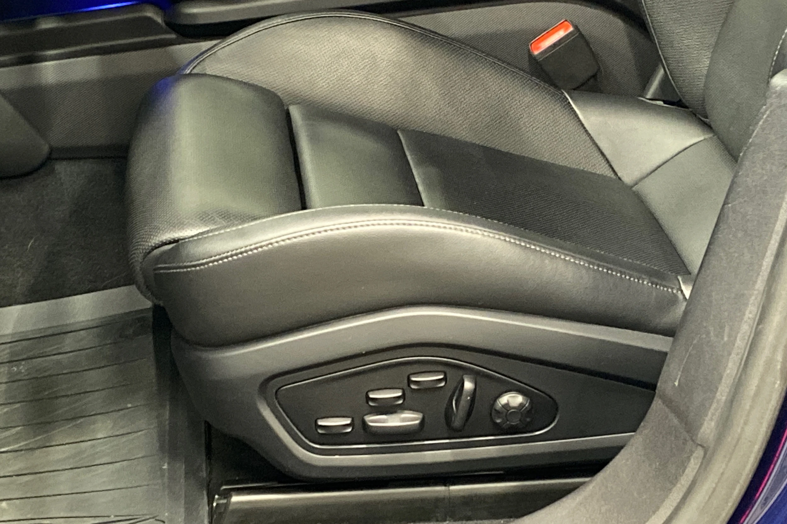 Sininen Porsche Taycan 2022 kuva 12.