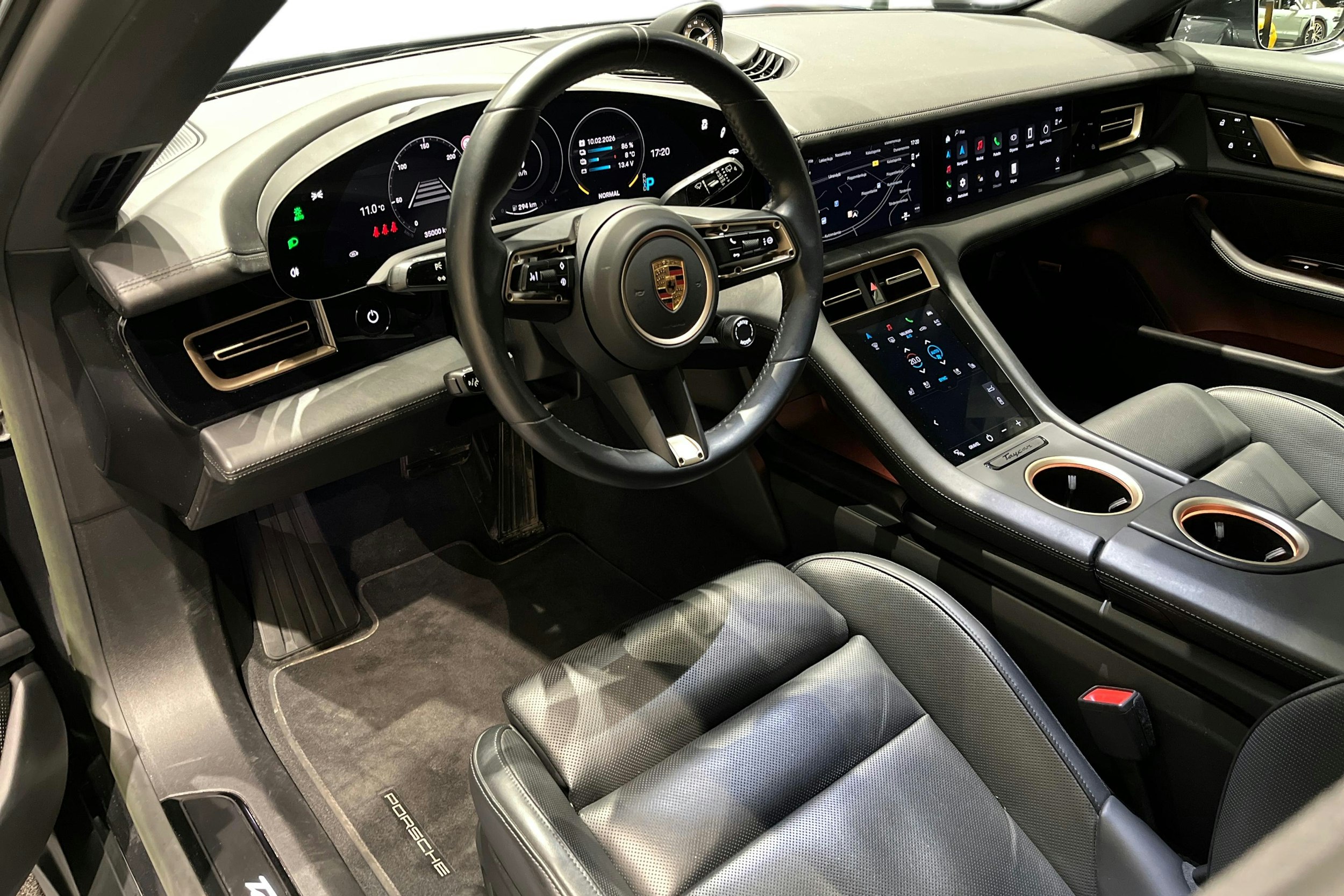 Harmaa Porsche Taycan 2022 kuva 6.