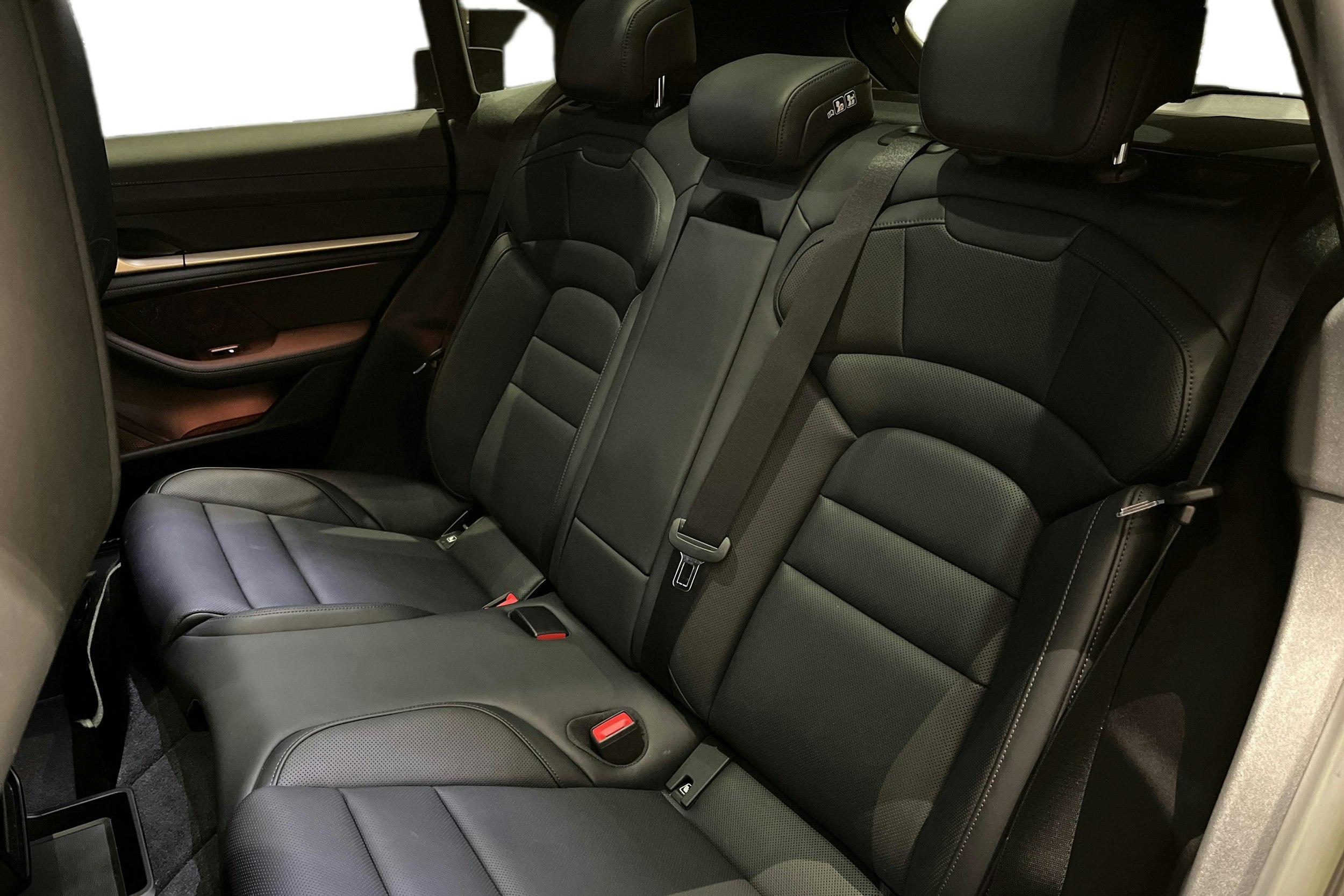 Harmaa Porsche Taycan 2022 kuva 8.