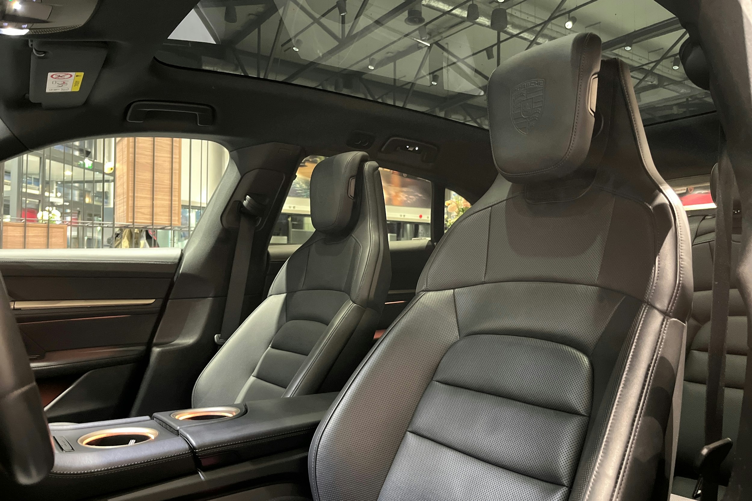 Harmaa Porsche Taycan 2022 kuva 11.