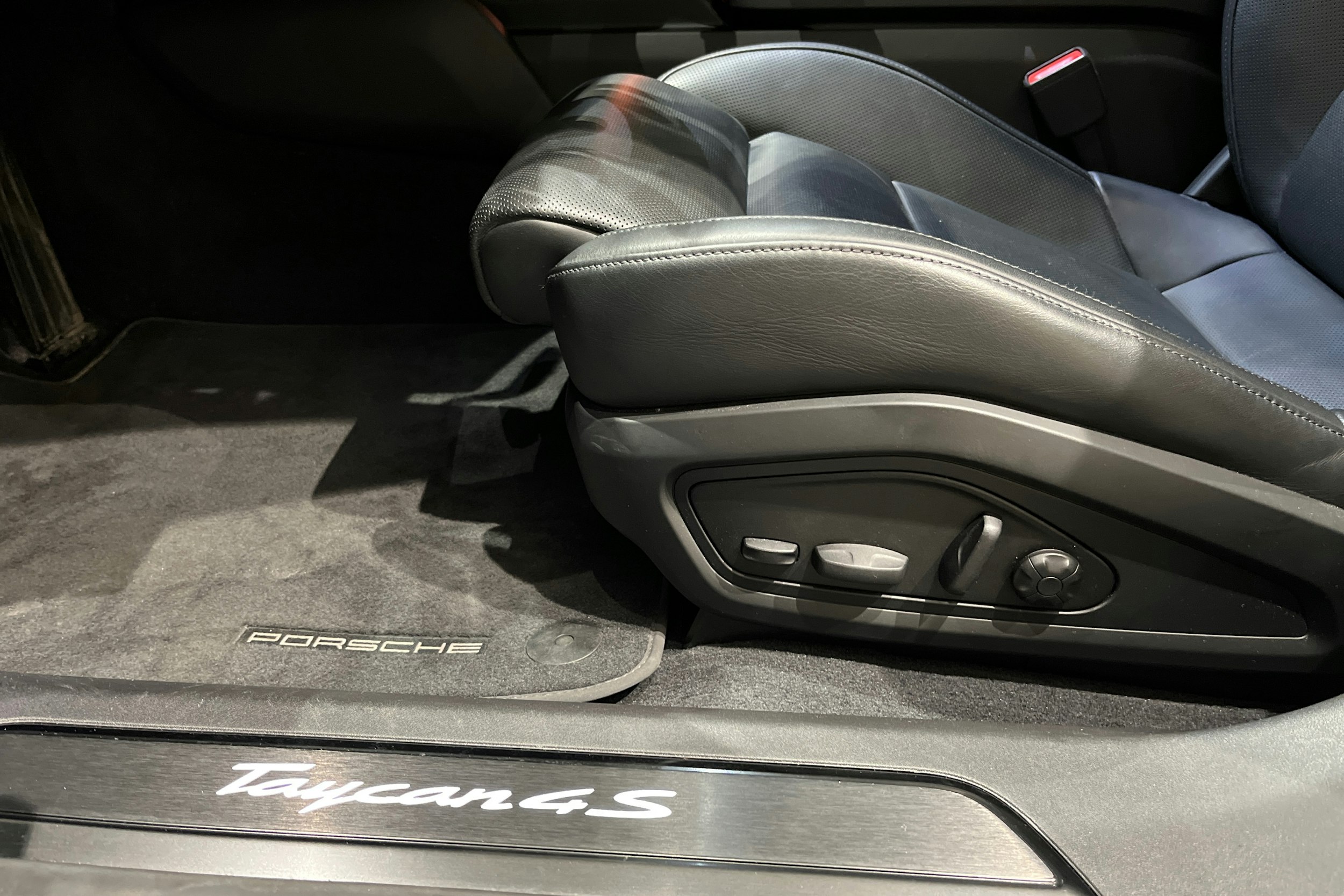 Harmaa Porsche Taycan 2022 kuva 12.