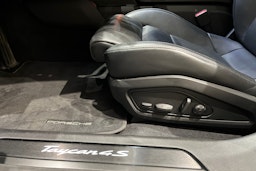 Harmaa Porsche Taycan 2022 kuva 12.