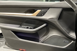 Harmaa Porsche Taycan 2022 kuva 13.