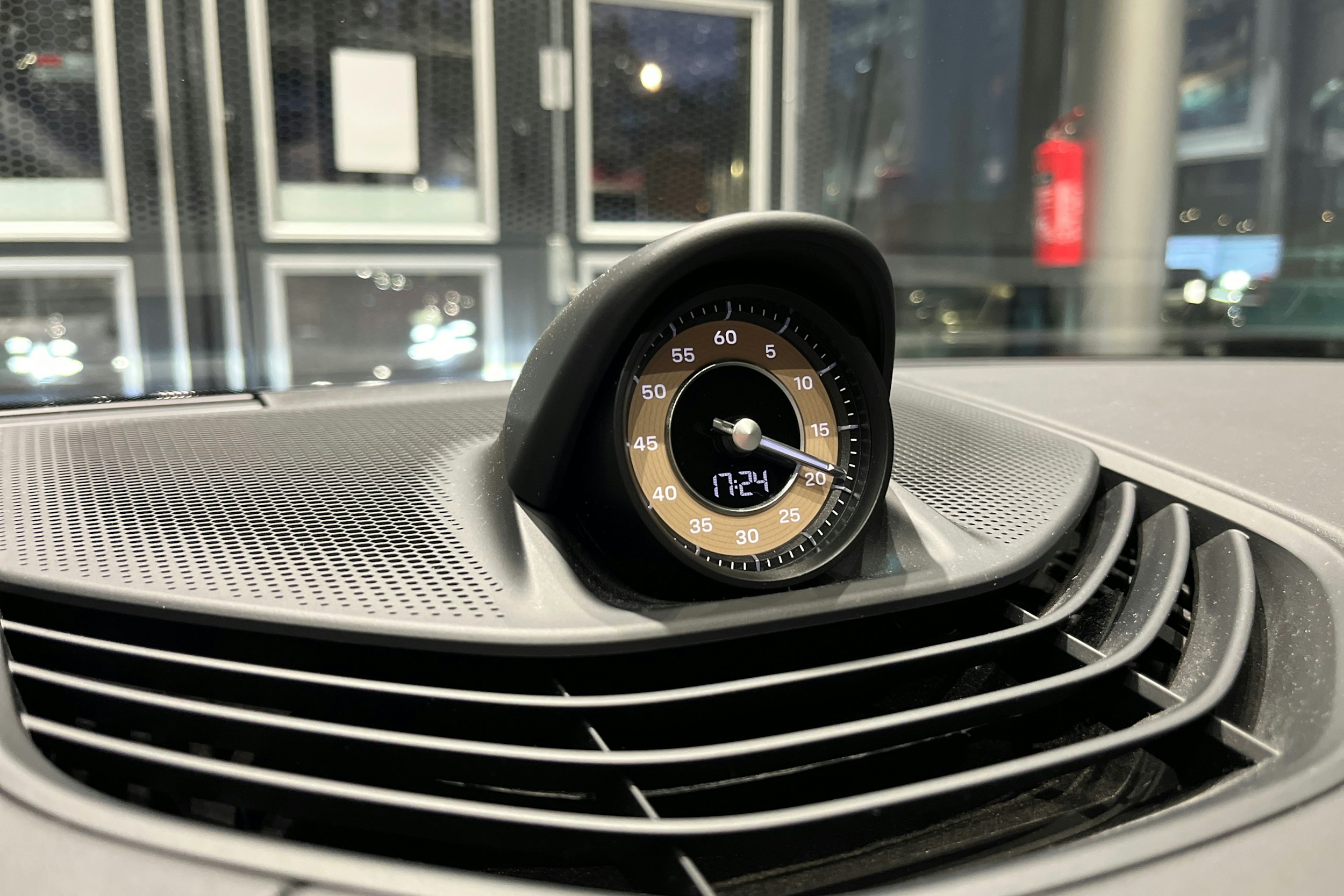 Harmaa Porsche Taycan 2022 kuva 14.