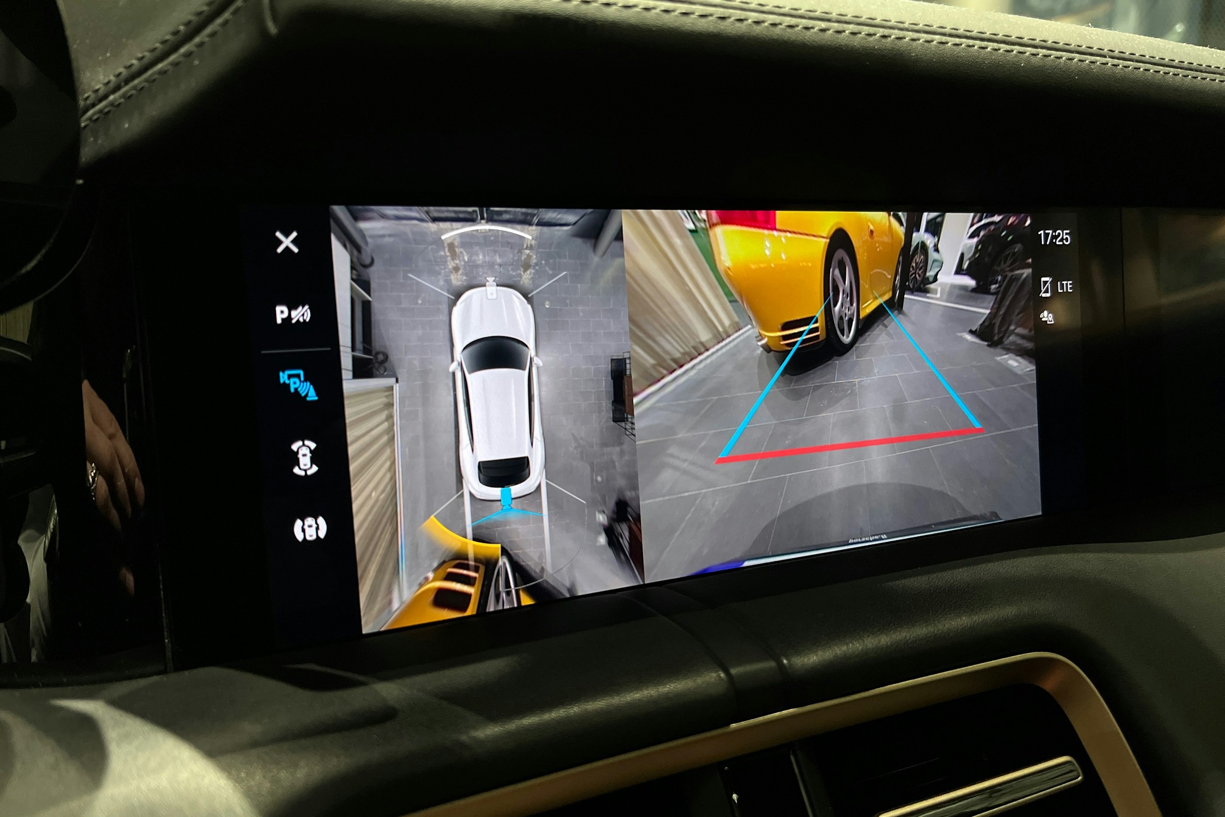 Harmaa Porsche Taycan 2022 kuva 16.