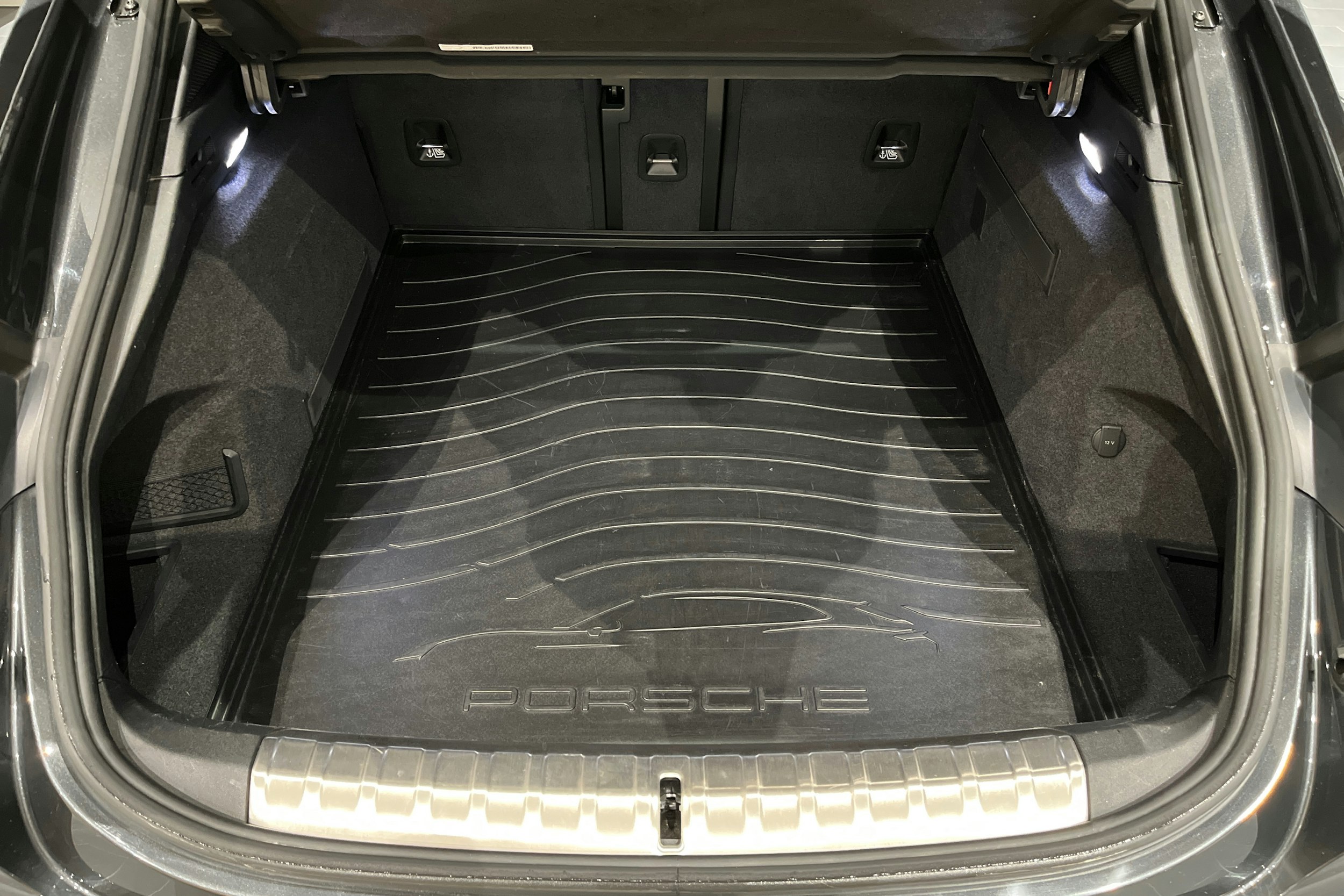 Harmaa Porsche Taycan 2022 kuva 18.