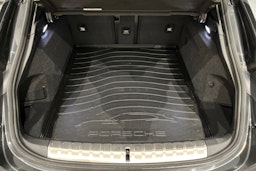 Harmaa Porsche Taycan 2022 kuva 18.