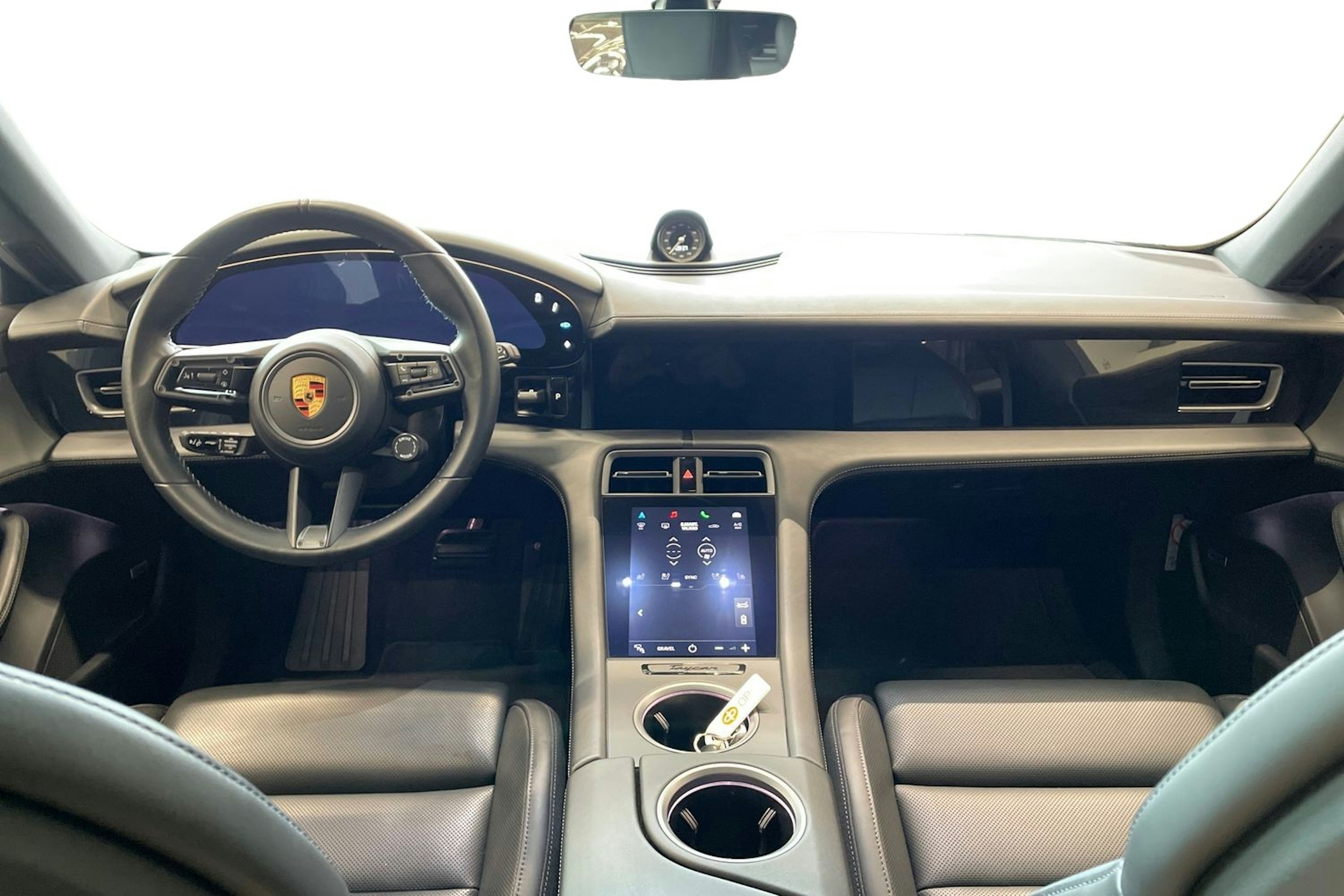 harmaa Porsche Taycan 2022 kuva 7.