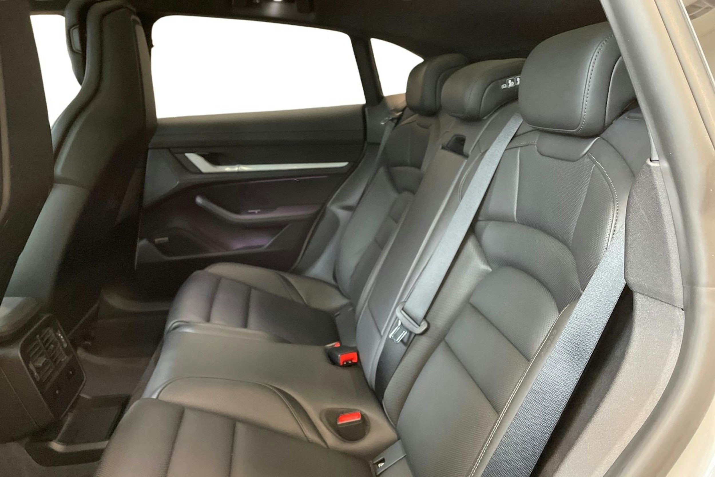 harmaa Porsche Taycan 2022 kuva 8.