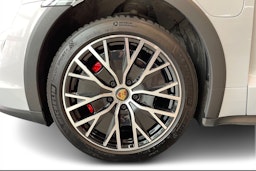 harmaa Porsche Taycan 2022 kuva 9.