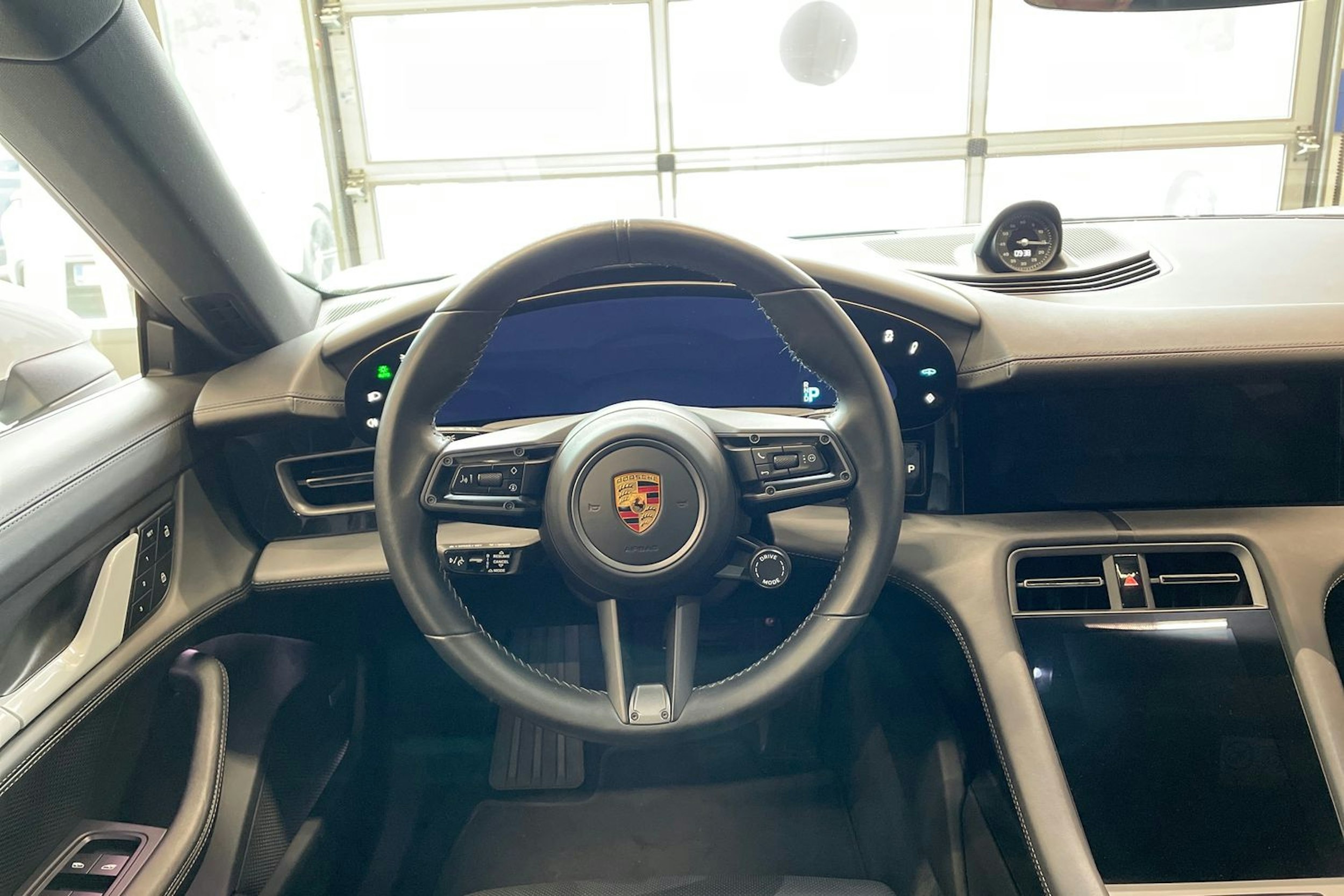 harmaa Porsche Taycan 2022 kuva 10.