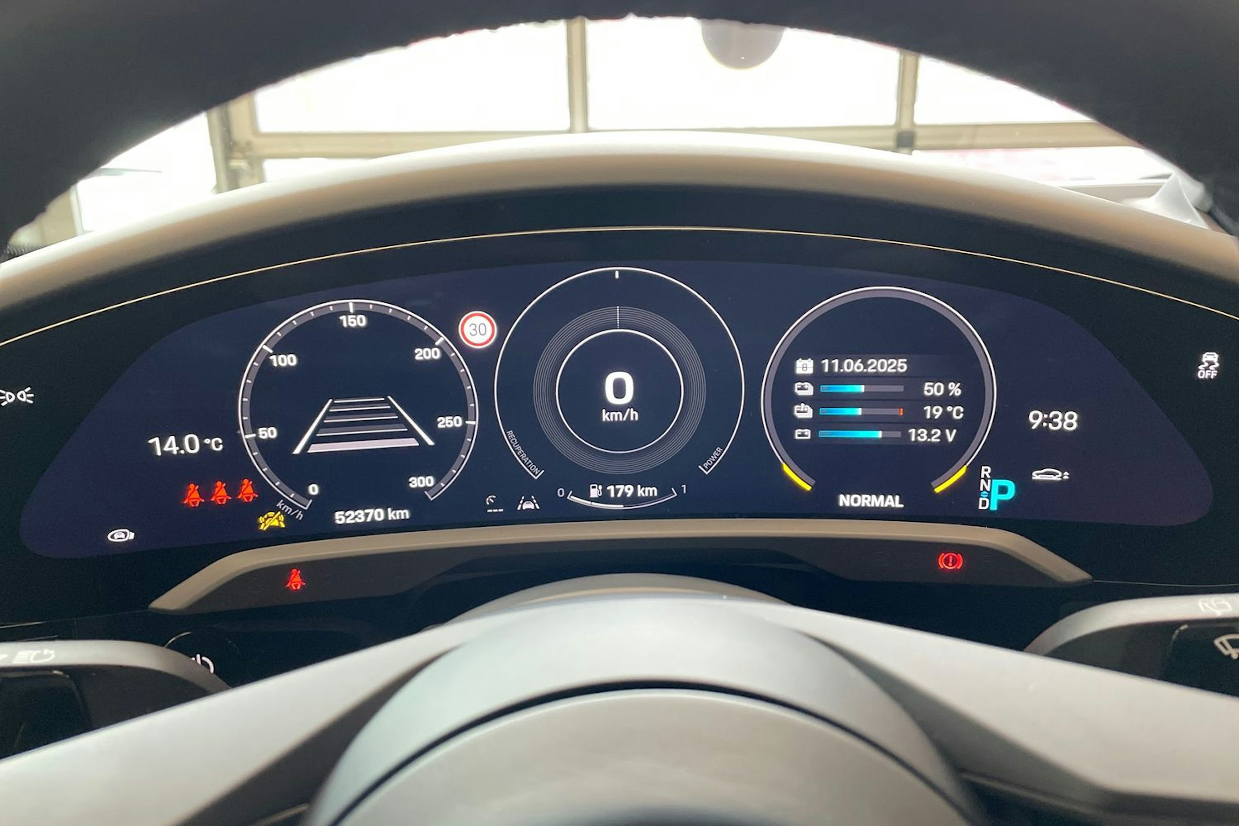 harmaa Porsche Taycan 2022 kuva 11.