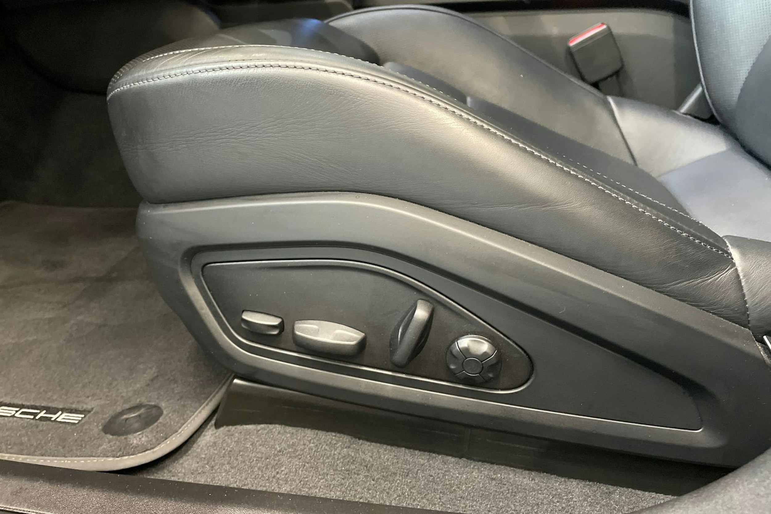 harmaa Porsche Taycan 2022 kuva 19.