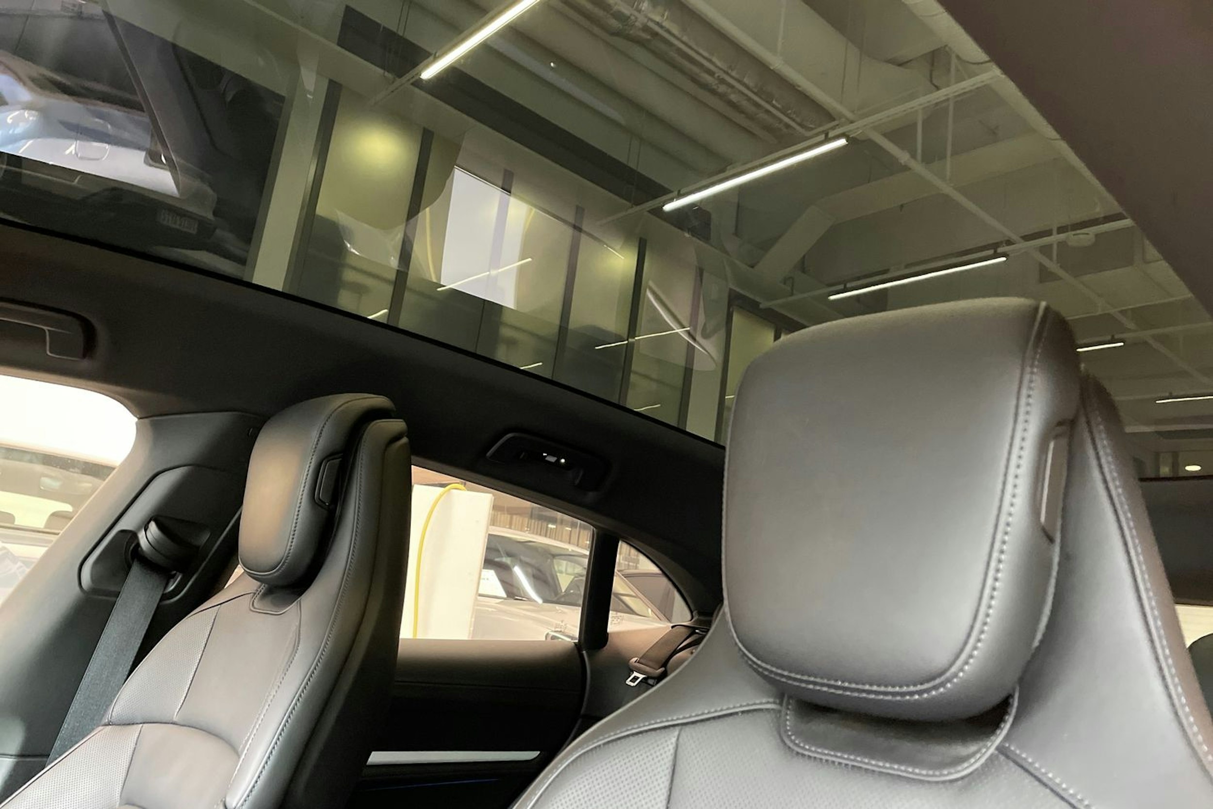 harmaa Porsche Taycan 2022 kuva 20.