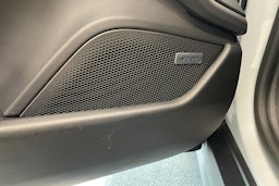 harmaa Porsche Taycan 2022 kuva 21.