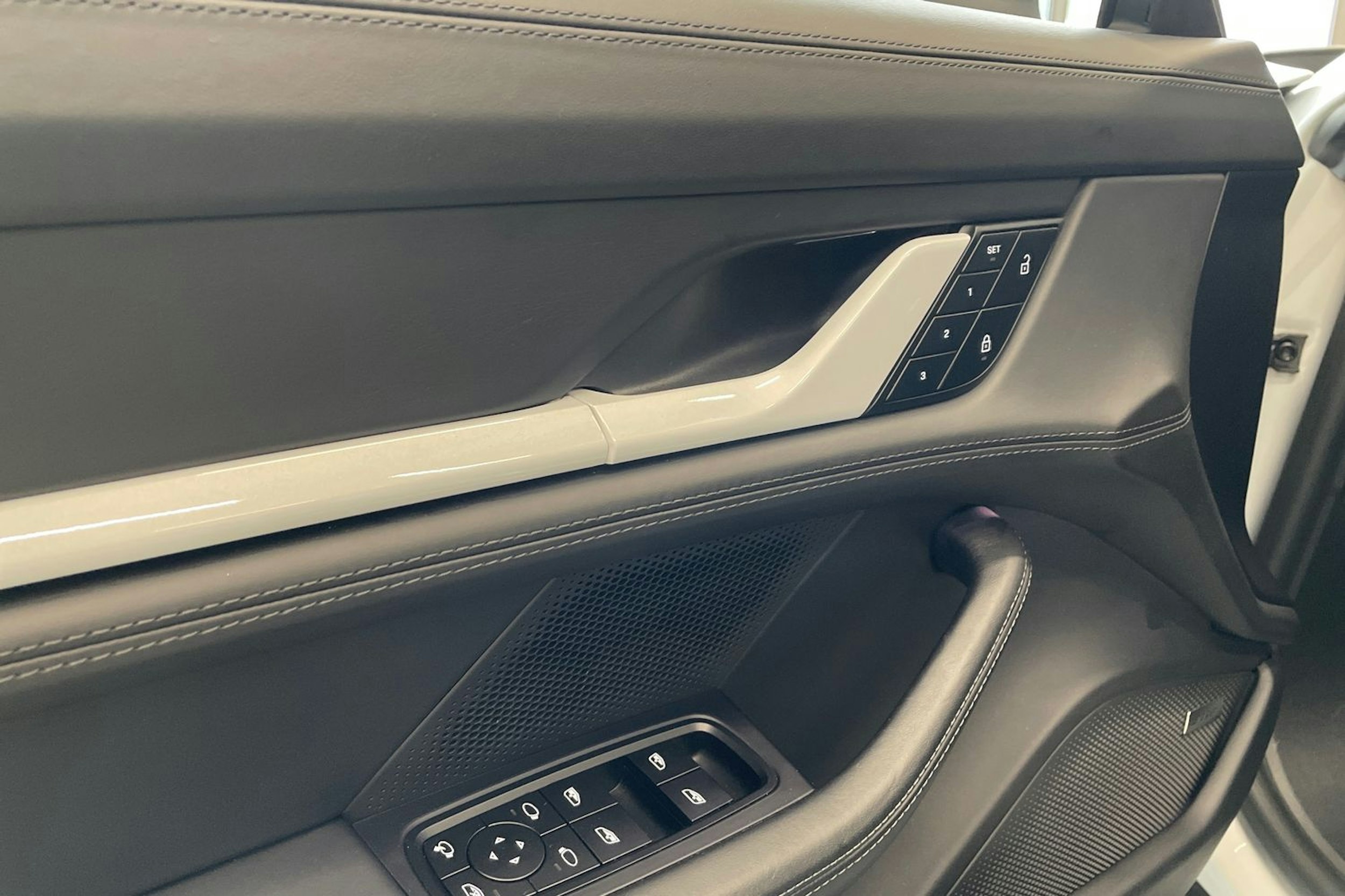 harmaa Porsche Taycan 2022 kuva 22.