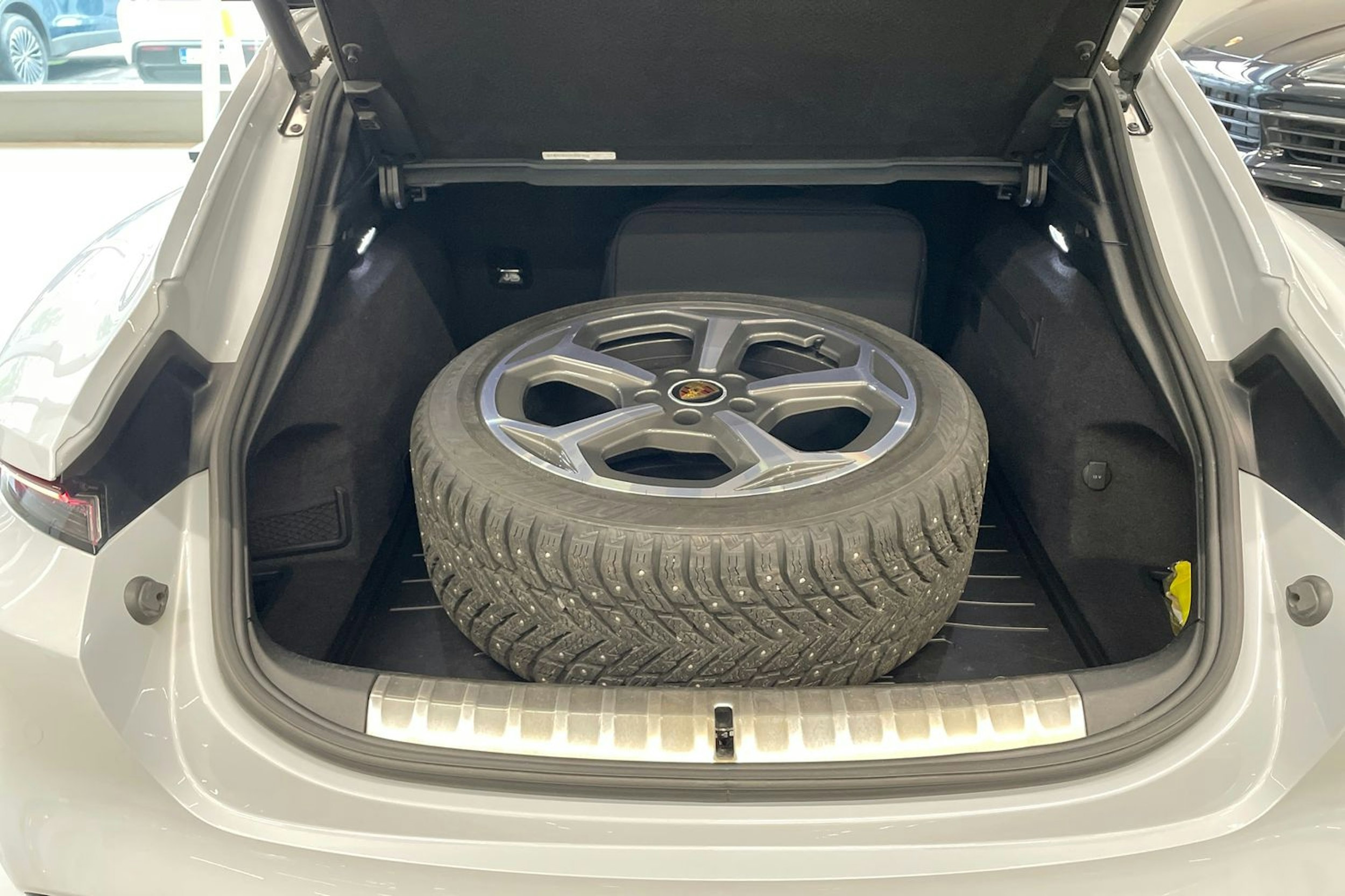 harmaa Porsche Taycan 2022 kuva 23.