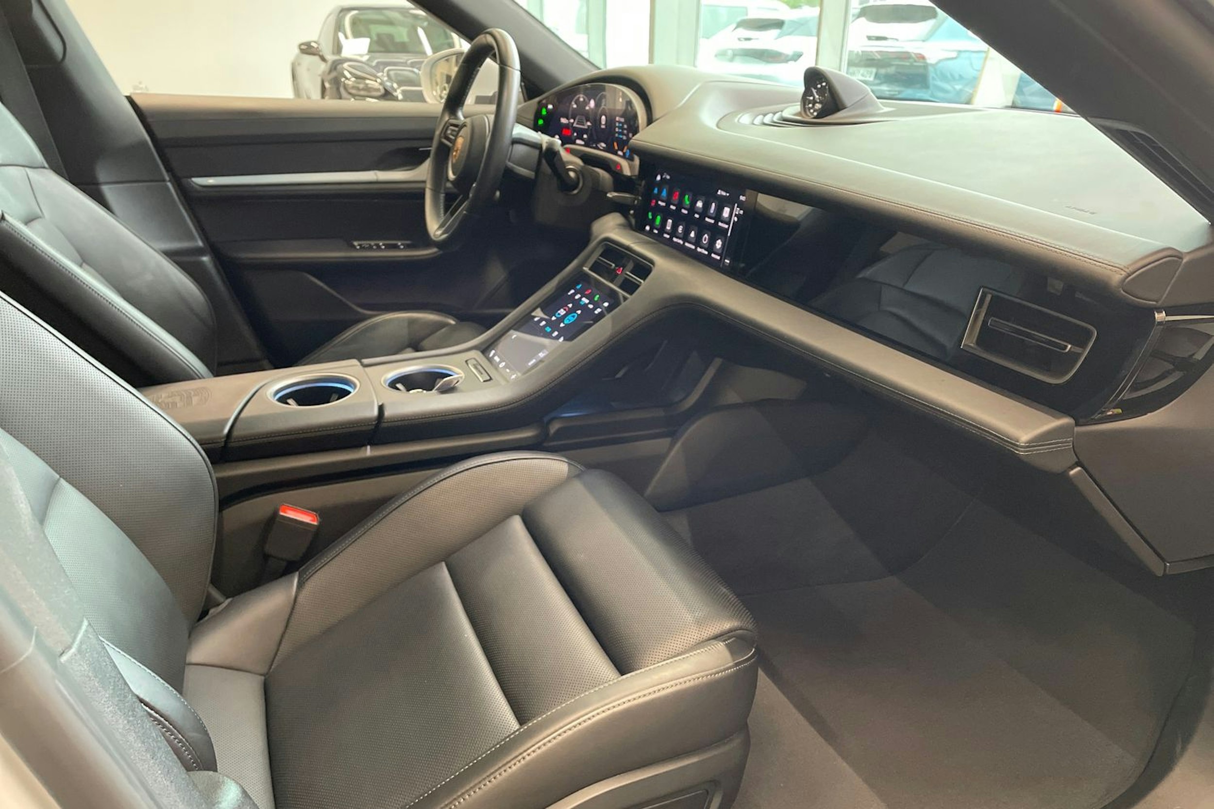 harmaa Porsche Taycan 2022 kuva 25.