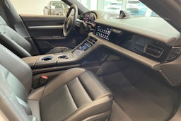 harmaa Porsche Taycan 2022 kuva 25.