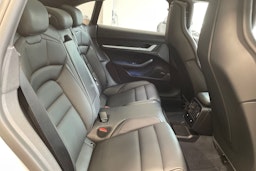 harmaa Porsche Taycan 2022 kuva 26.
